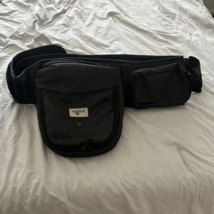 Baby must hip seat carrier